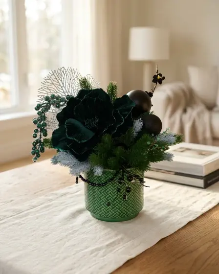 Vas ceramic verde cu floare mare de catifea verde închis, globuri negre și brad brumat